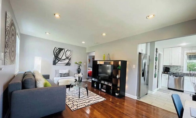 Wheaton-Glenmont House | Modern & Spacious-walk to metro w/parking On-site