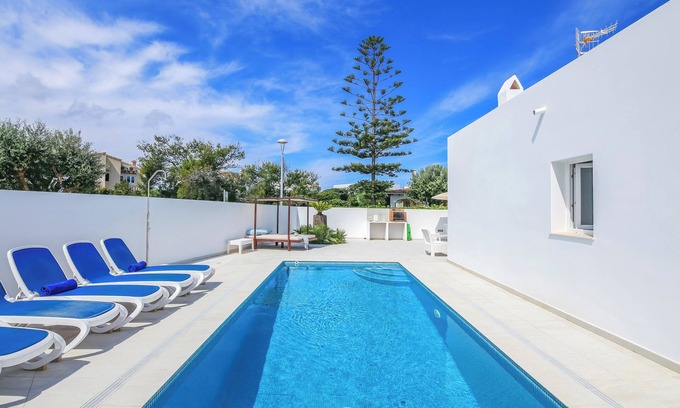 Cala Blanca House | Modern-style villa near the beach – Villa Garasa