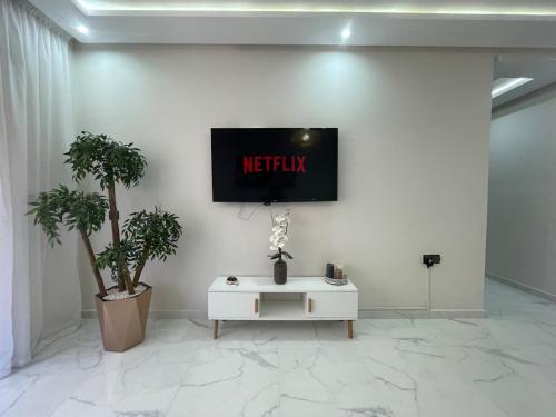 Camp El Ghoul Apartment | Modern Stay 3 bedroom City Center with Balcony