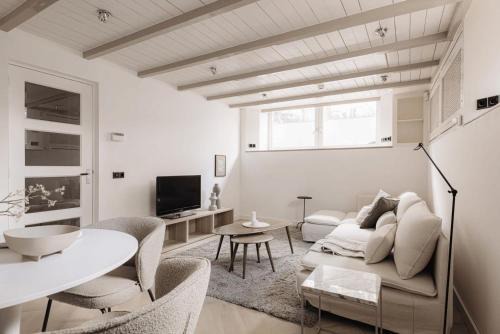 Oud-Zuid Apartment | Modern studio apartment next to Vondel Park - Check Profile