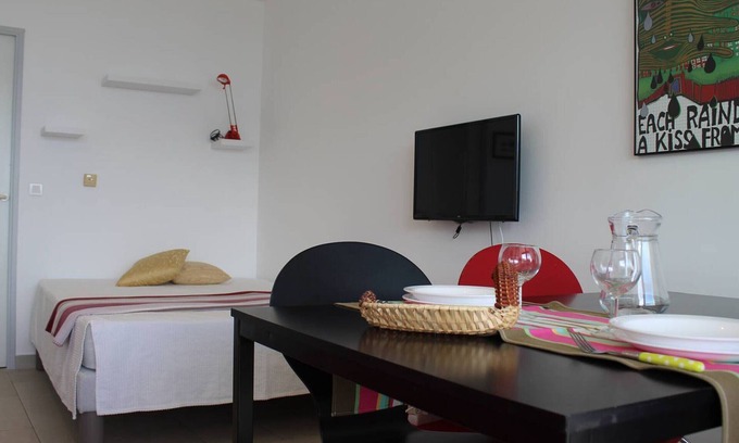 Villeneuve Loubet Beach Apartment | Modern studio, 2 sleeps, air-conditioned with parking in Villeneuve Loubet Plage
