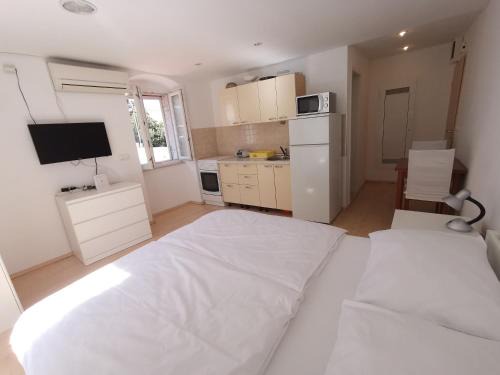 Split Apartment | Modern studio in a superb location