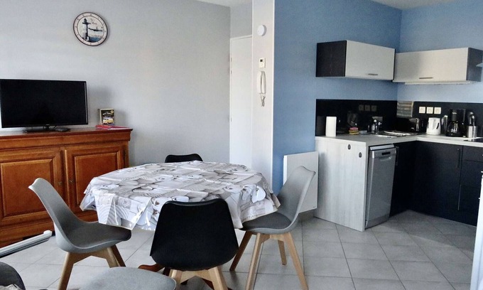 Plouhinec Apartment | Modern studio in Plouhinec, WIFI, parking, pets allowed