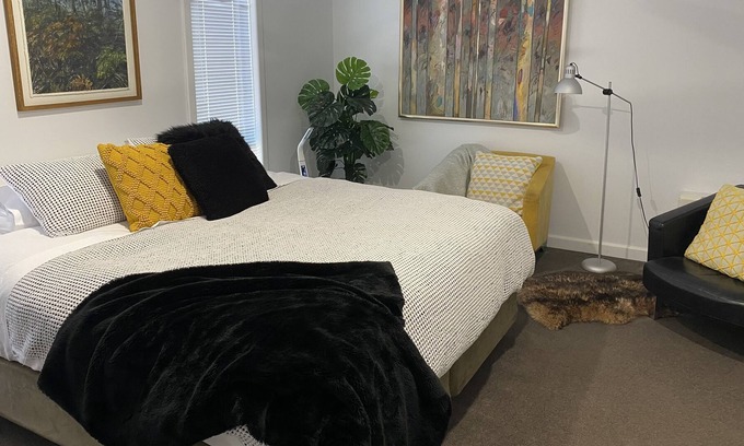 Daylesford House | Modern Studio in quiet street near town centre