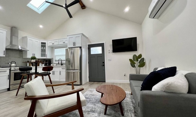 Los Angeles Apartment | Modern Studio minutes to downtown LA