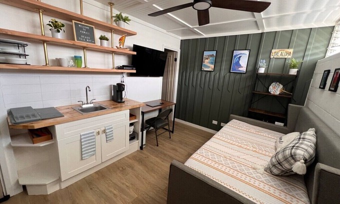 Diamond Head - Kapahulu - St. Louis Condo | Modern Studio near Waikiki Beach