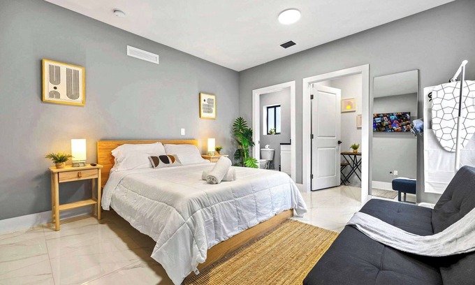 Allapattah Apartment | Modern Studio Near Wynwood & Design District