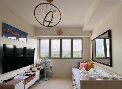 Matandang Balara Apartment | Modern Studio w 55 inches 4K Smart TV, Pool, and More