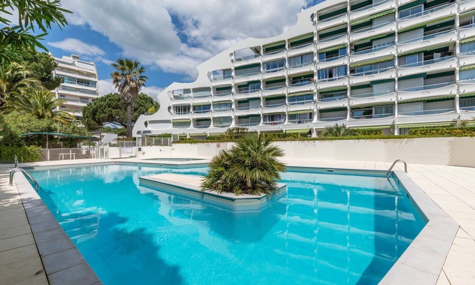 La Petite Motte Apartment | Modern Studio with Pool View and Free Parking