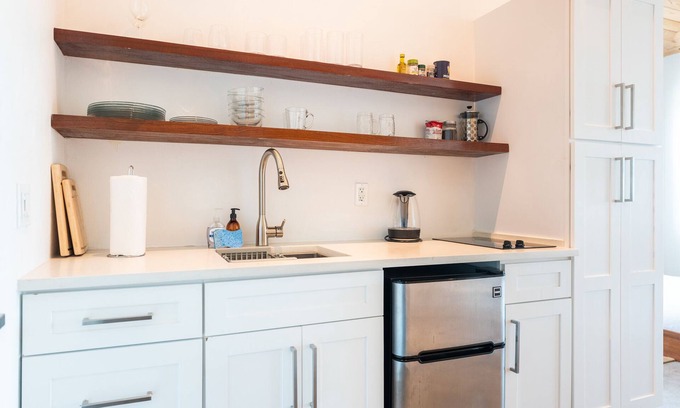 Long Bay Hills Apartment | Modern Studio with Great view, Pool, close to beach
