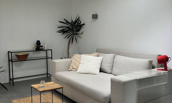 Unterrath Apartment | Modern studio with en-suite bathroom & top connections