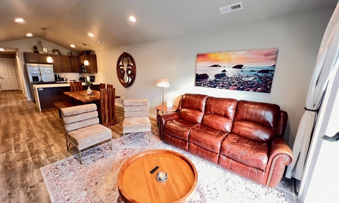 Spokane Valley House | Modern Style, KING bed, Free Wi-Fi, with Garage!