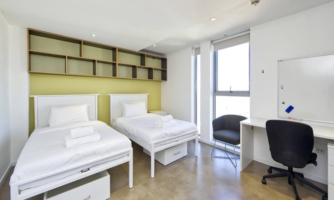 Ravenscourt Park Apartment | Modern-Style Student Studio in London