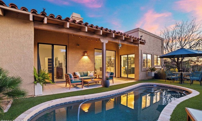 El Conquistador House | Modern & Stylish El Con Patio Home on The 3rd