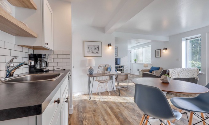 Gig Harbor House | Modern, stylish guesthouse with views of Mt. Rainier & Gig Harbor