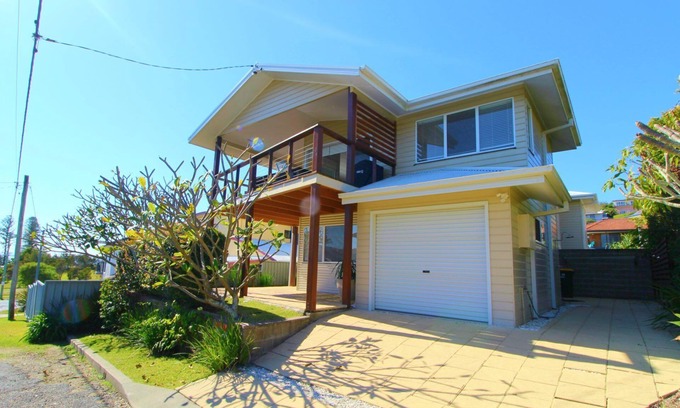 Crescent Head House | MODERN & STYLISH WITH VIEWS