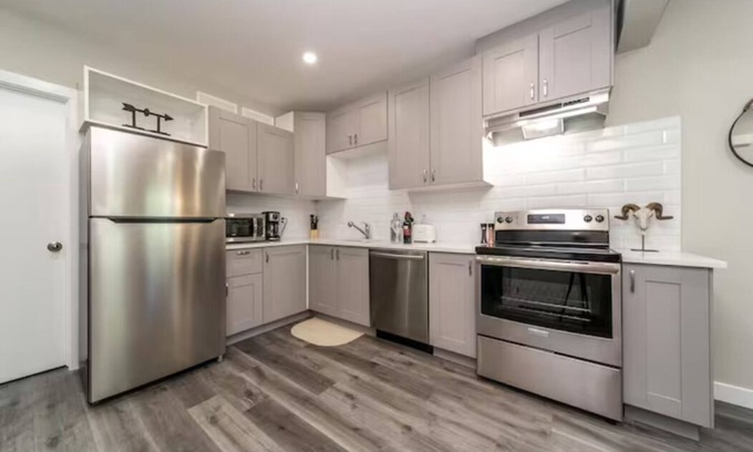 West Edmonton House | Modern Suite - Long Stays - Free Parking - WiFi - NFLX