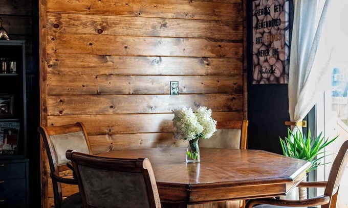 Hough House | Modern Swanky Baseball Home, King Beds, Hot Tub, BBQ Grill, 5 min to Cle Clinic