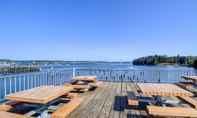 West End House | Modern Tacoma Home: Fire Pit, Walk to Beach!