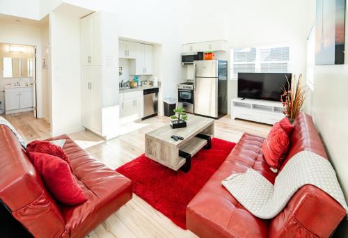 Wilshire Apartment | Modern Three Bedroom Loft with 3 Levels sleep 10 ppl in Hollywood