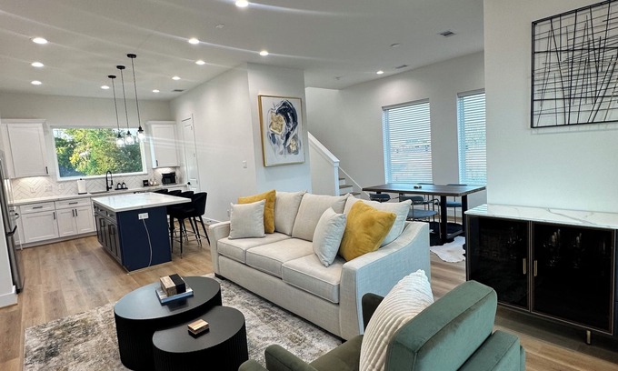 Northside House | Modern Townhome 3 minutes from downtown & 5 minutes from the heights!