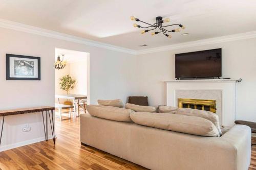 Smyrna House | Modern Townhome Close To The Battery With Yard