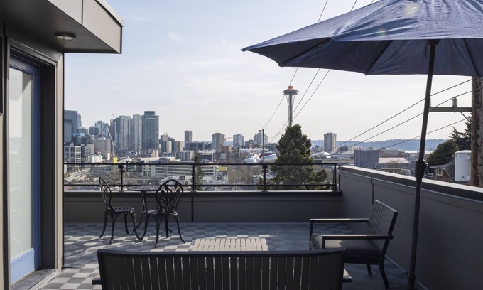 Lower Queen Anne House | Modern Townhome with Space Needle View