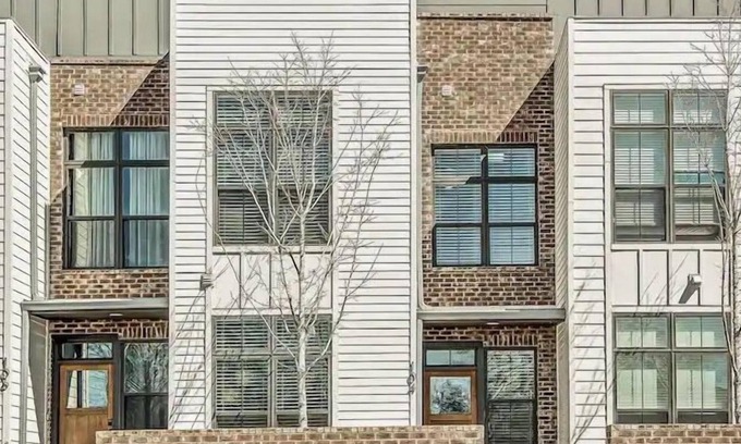 Nashville House | Modern Townhome with Curated local art, Rooftop, Tiki Lounge