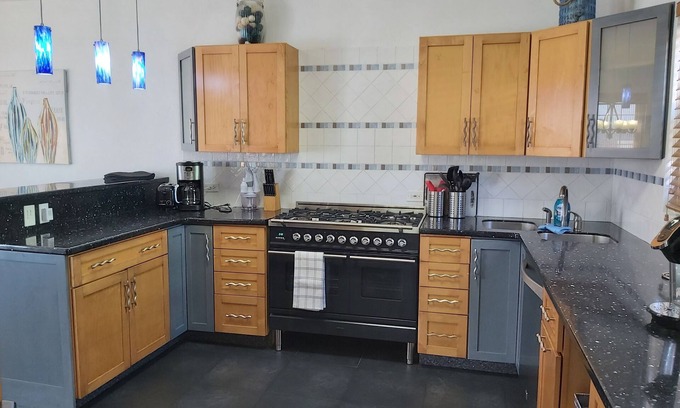 Warwick House | Modern Townhouse Located Near To City, Public Transport, Restaurants And Beaches
