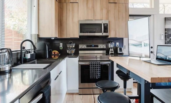 North College Park House | Modern townhouse utopia!