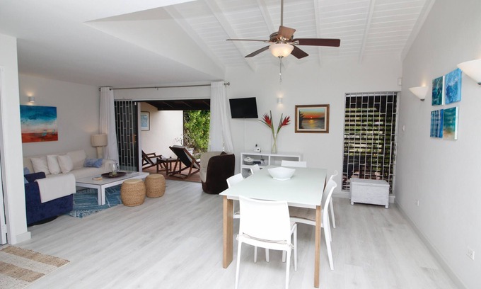 Worthing House | Modern Townhouse w/Garden View + Walking Distance to Beach