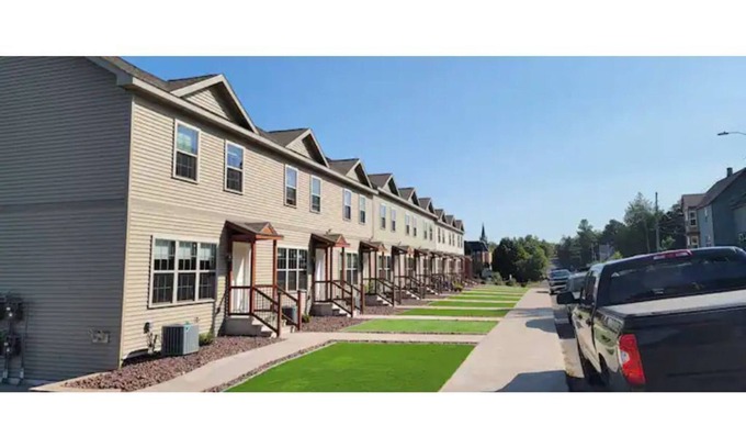 Houghton House | Modern Townhouse Walking Distance to Downtown