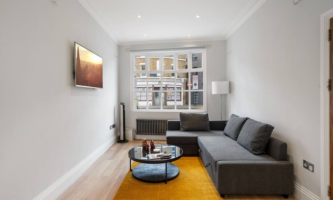 Cathedrals House | Modern Townhouse with Cinema Room in London SE1