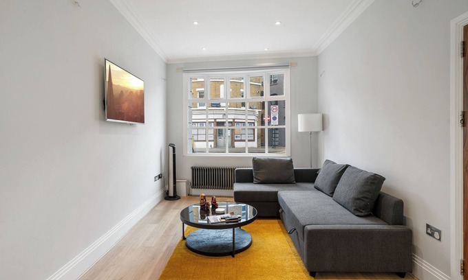 Cathedrals House | Modern Townhouse with Cinema Room in London SE1
