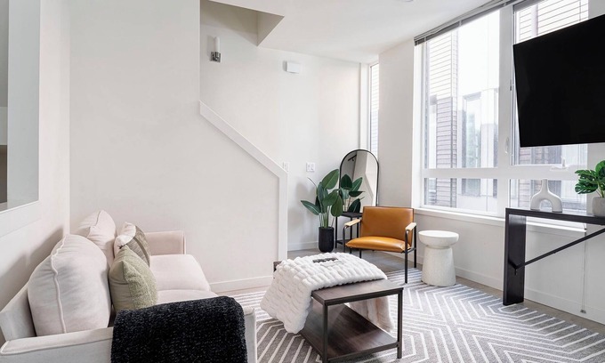 Green Lake House | Modern Tri-Level Townhouse m/s Downtown, UW