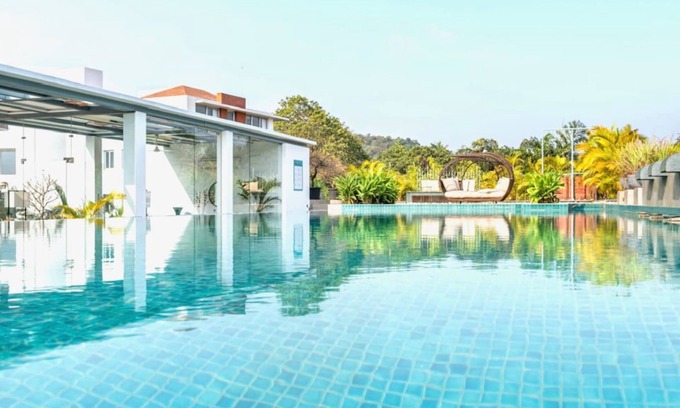 Reis Magos Apartment | Modern Tropical 2bhk Near Beach Pool Garden