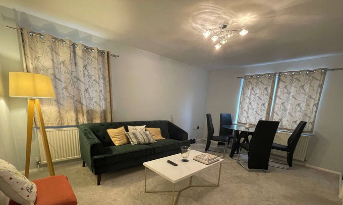 Southfields Apartment | Modern two-bedroom apartment for Wimbledon Tennis
