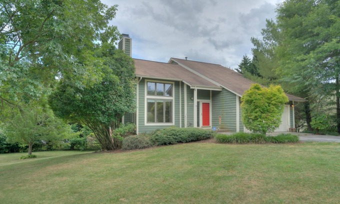 Blacksburg House | Modern Updated Home Only 1 Mile From Virginia Tech Campus - Sleeps 6