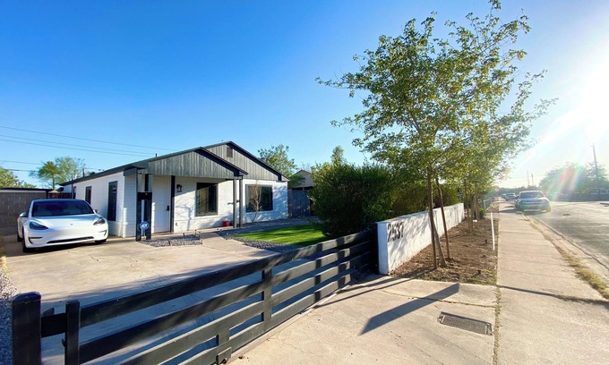 Estrella House | Modern Urban Oasis Conveniently Located near Downtown Phoenix.