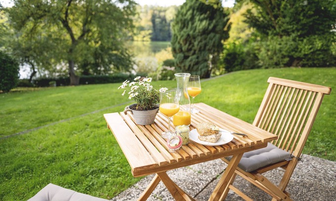 Gluecksburg Apartment | Modern vacation apartment directly on the Schloßsee, with its own terrace