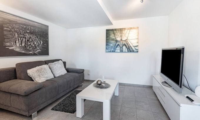 Hilzingen Apartment | Modern Vacation Apartment "Schmuckstückchen" with Mountain View & Wi-Fi