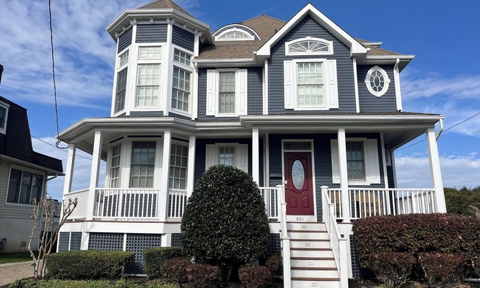 Cape May House | Modern Victorian, within town center, 2 blocks to beach, minutes walk to mall.