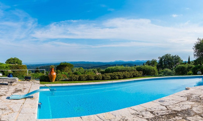 Tourrettes-sur-Loup Villa | Modern villa in park swimming pool and floodlit tennis court