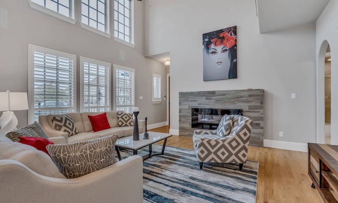 Flower Mound Villa | Modern Villa <10 mins DFW Airport. Walk to Restaurants. Pet-Friendly.