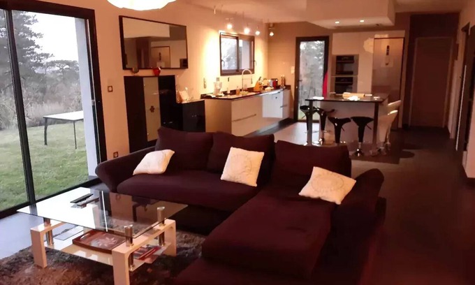 Revel House | Modern villa close to the lake