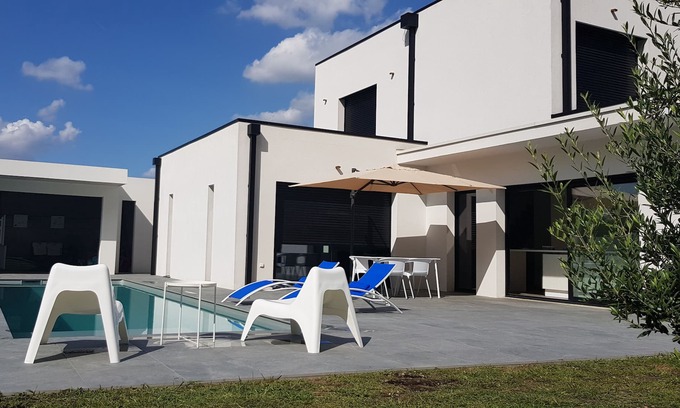 Martillac Villa | MODERN VILLA POOL BORDEAUX CAUDALIE