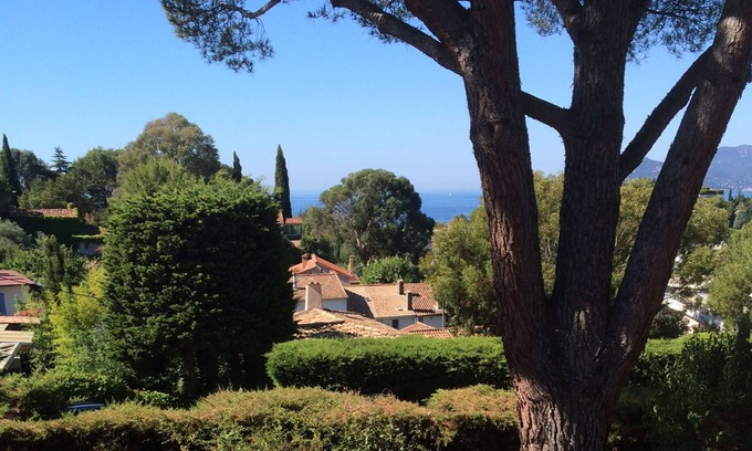 La Croix des Gardes Cottage | Modern villa, sea views, 15 min walk to city, green surrounding, very calm,