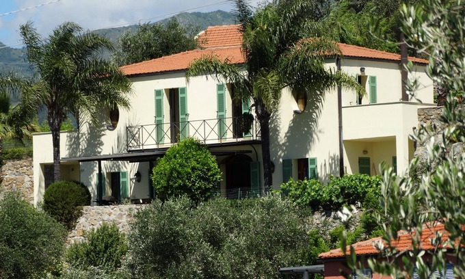Isolalunga Villa | Modern Villa with pool and wifi near the Mediterranean for 8 persons