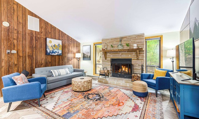 Sleepy Hollow Cabin | Modern w/Fire Pit, Deck, Grill & Hot Tub