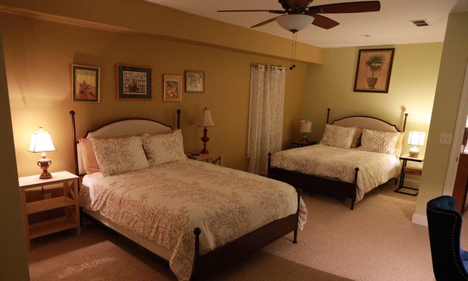 Covington House | Modern w/firepit, super close to great hiking trails and a beautiful lake .